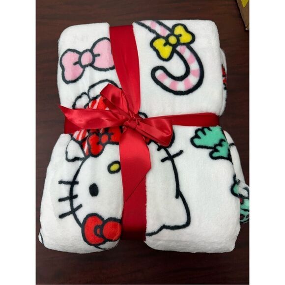 NWT Hello Kitty White Christmas Oversized Plush Throw Blanket - Picture 4 of 4